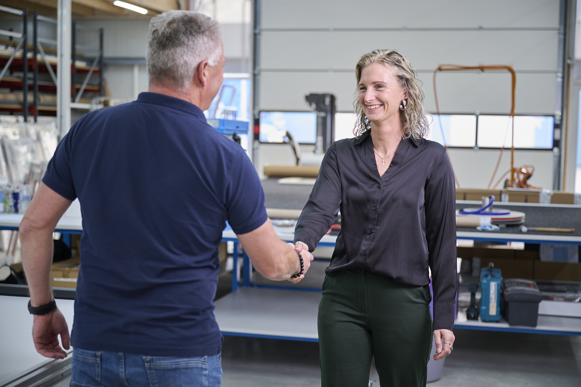 Een klant van Rol Techniek Benelux, schud de hand van een medewerker