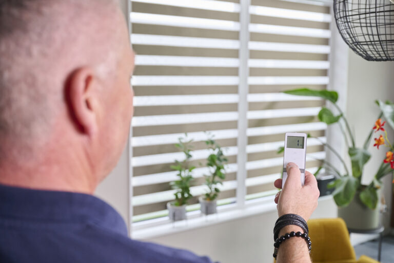 Automatisch bedienbaar rolgordijn van Rol Techniek Benelux.
