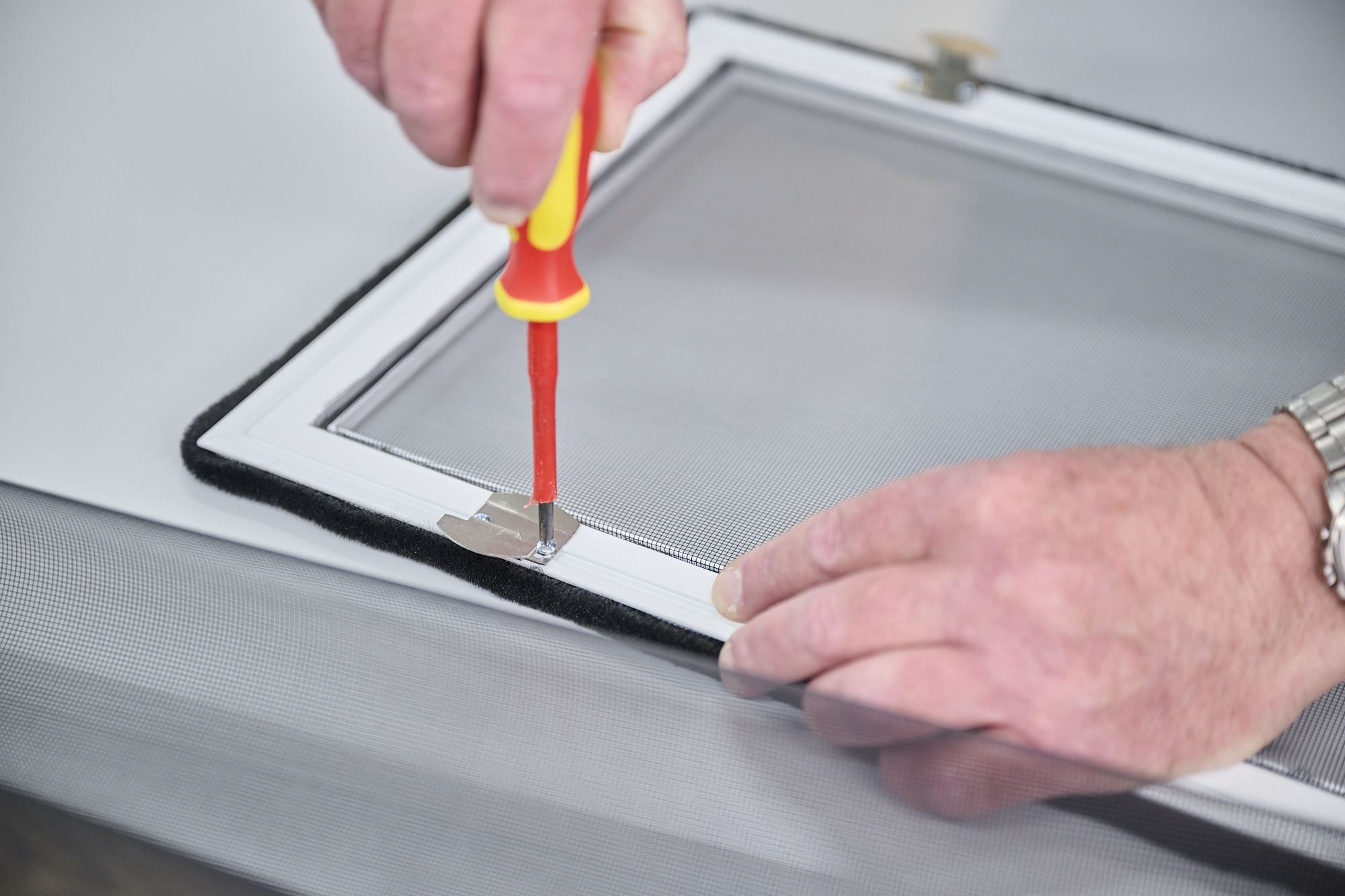 Monteren van maatwerk horren van Rol Techniek Benelux.