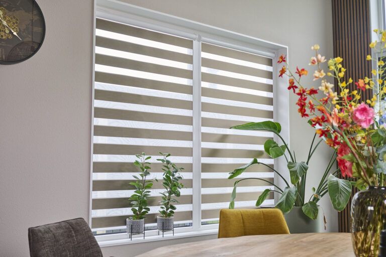 Moderne eetkamer met rolgordijnen van Rol Techniek Benelux.